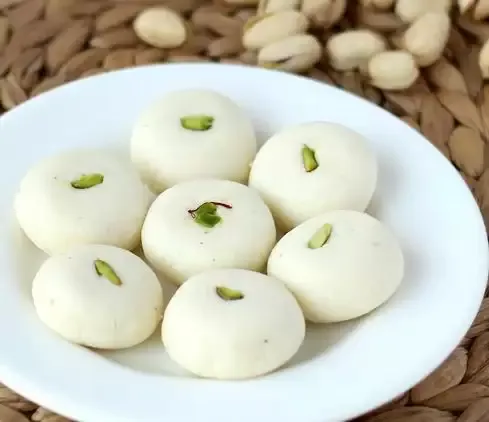 प्रतिरोधक क्षमता बढ़ाने के लिए इस दुकान ने बना दी जड़ी-बूटियों की मिठाई!