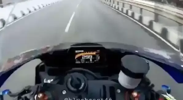 299 की रफ्तार से बाइक दौड़ा रहे शख्स ने बनाया वीडियो, पुलिस ने किया गिरफ्तार