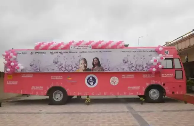 बेंगलूरु: कबाड़ हो चुकी बस से बना दिया महिलाओं के लिए शौचालय