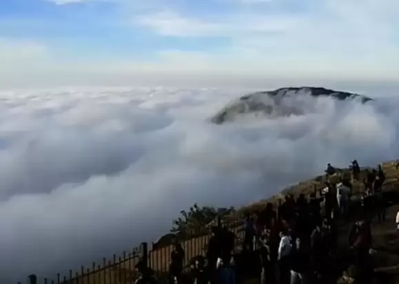 सप्ताहांत में नंदी हिल्स इलाके में पर्यटकों की बहार