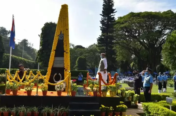रक्षा मंत्री और सीडीएस ने युद्ध स्मारक पर पुष्प चढ़ाकर वीरों को किया नमन