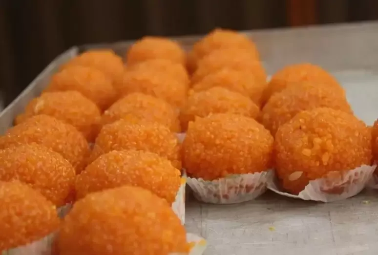 ग्रांड एनीकट नहर आधुनिकीकरण योजना के शुभारंभ के बाद कलेक्टर ने किसानों को बांटी मिठाई