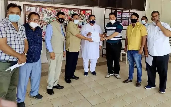 कोविड केयर सेंटर के लिए विप्र फाउंडेशन ने 500 बेड का सहयोग पत्र सौंपा