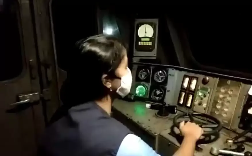 सिर्फ महिलाओं के चालक दल द्वारा संचालित ऑक्सीजन एक्सप्रेस ट्रेन बेंगलूरु पहुंची