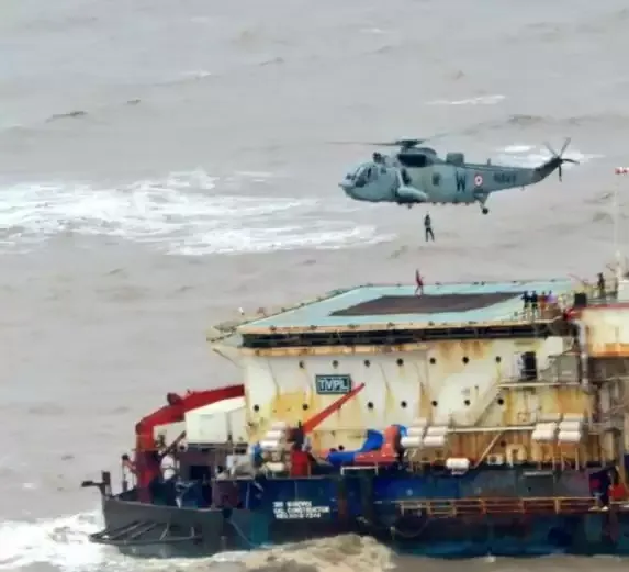 पी 305 बजरा: 51 लोगों की मौत, 24 अब भी लापता, नौसेना का तलाश व बचाव अभियान जारी