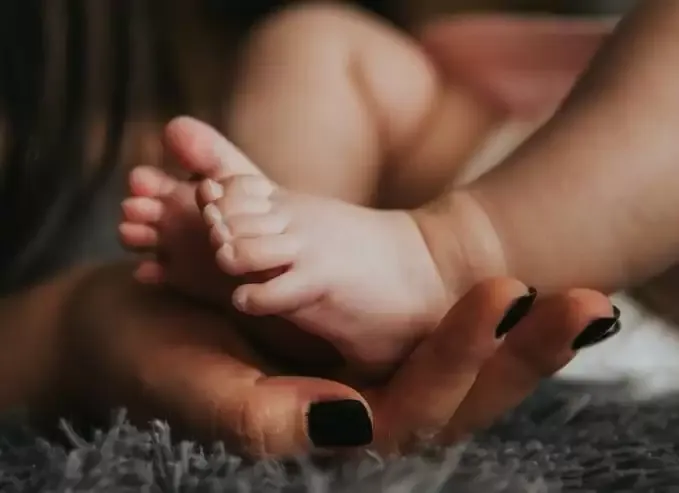 स्तनपान कराने वाली मां का अनिवार्य मौलिक अधिकार है स्तनपान: कर्नाटक उच्च न्यायालय