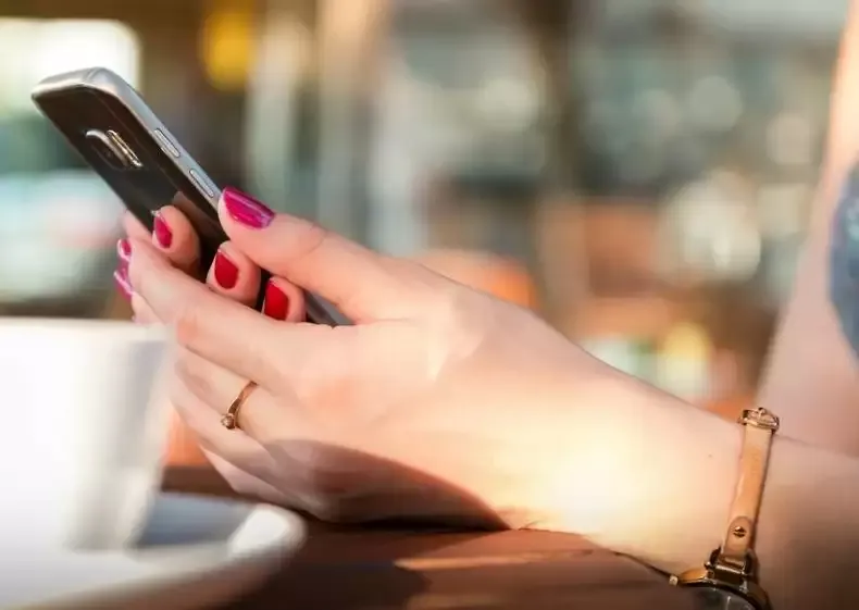 फोन पर महिला की ​आवाज में बात कर कई दुकानदारों को लगाया चूना!