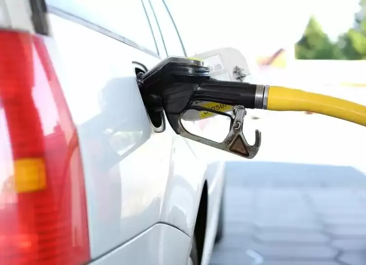 दिल्ली में पेट्रोल के दाम में 6.06 रु. और डीजल के दाम में 11.75 रु. प्रति लीटर की कटौती