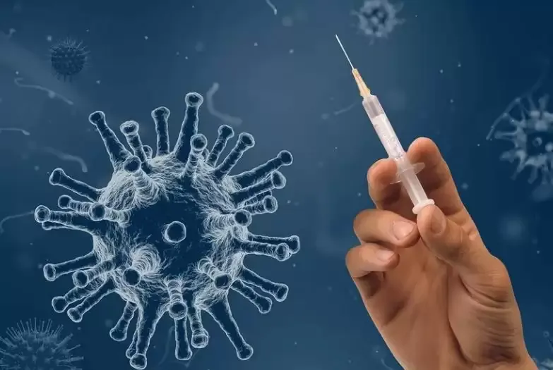 यहां सिविल सर्जन को लगा​ दिए कोरोना के 5 टीके!