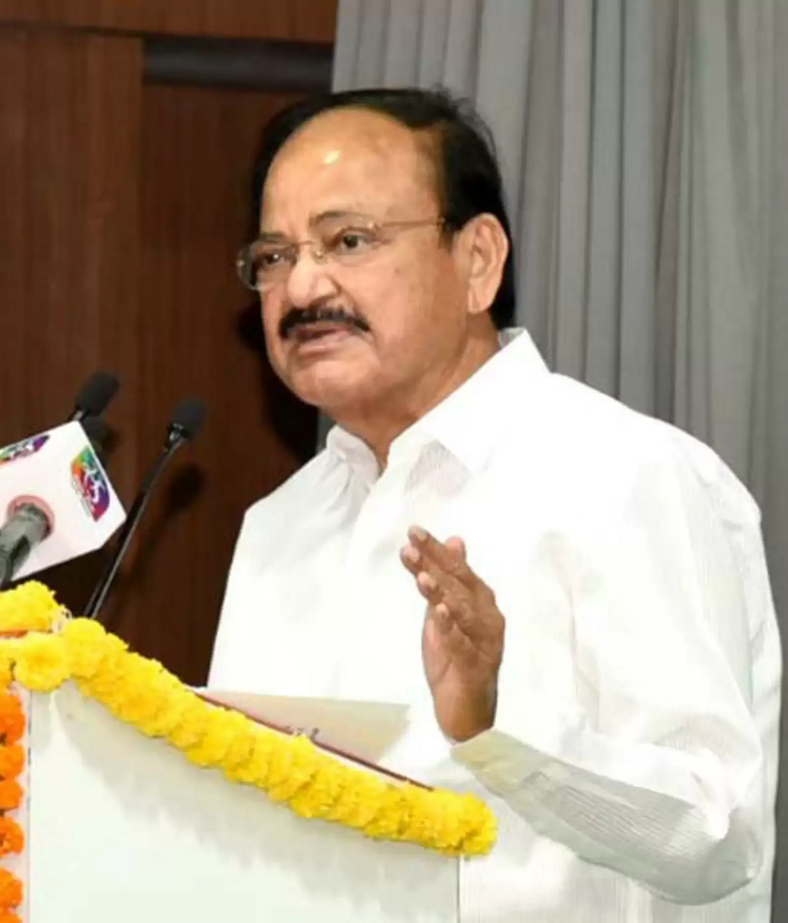 छात्रों के लिए सामुदायिक सेवा अनिवार्य की जानी चाहिए: नायडू