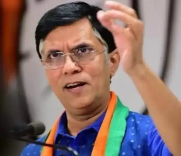 खेड़ा का सिब्बल पर हमला: कांग्रेस नेतृत्व के खिलाफ बोलने के बजाय अध्यक्ष पद का चुनाव लड़ें