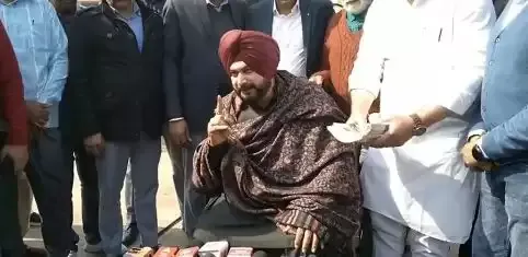 रुझानों में पिछड़े सिद्धू तो लोग बोले- अब कांग्रेस छोड़कर आप में जाएंगे?