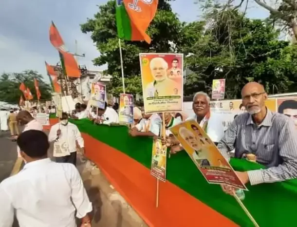 चेन्नई: भाजपा कार्यकर्ताओं ने किया मोदी का भव्य स्वागत