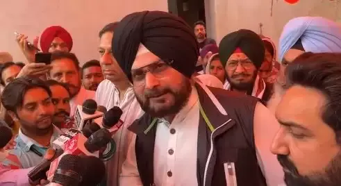 इस अदालत में समर्पण करेंगे सिद्धू, कुछ नेता और समर्थक आवास पहुंचे