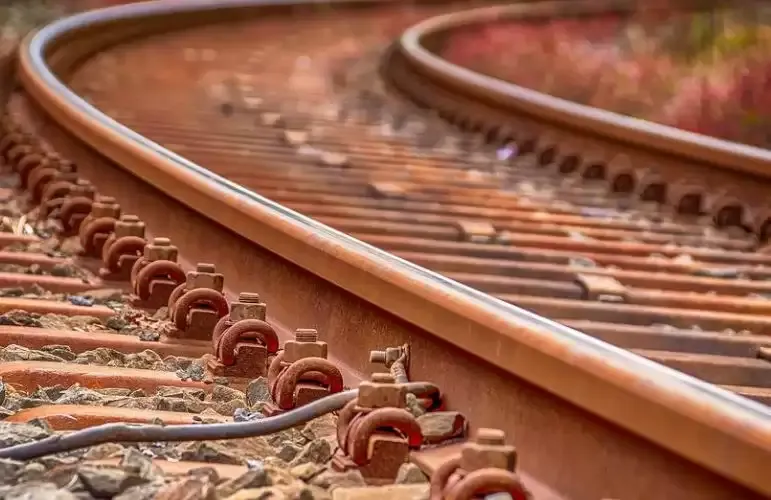 प. बंगाल: अग्निपथ विरोधी प्रदर्शनकारियों ने रेल पटरियों को अवरुद्ध किया