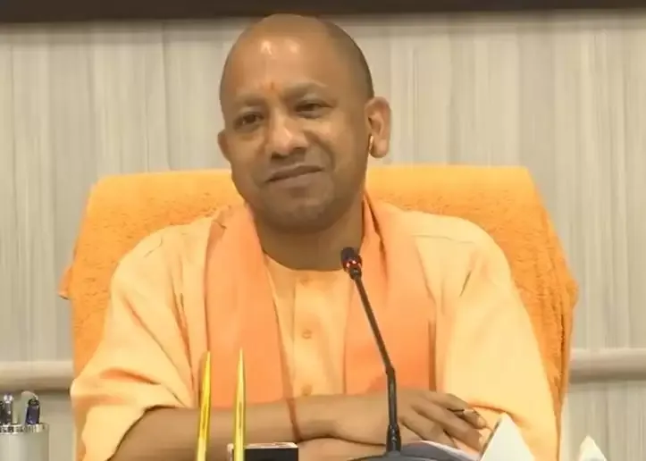 मुख्यमंत्री योगी के हेलीकॉप्टर से पक्षी टकराया, आपात स्थिति में उतारा गया