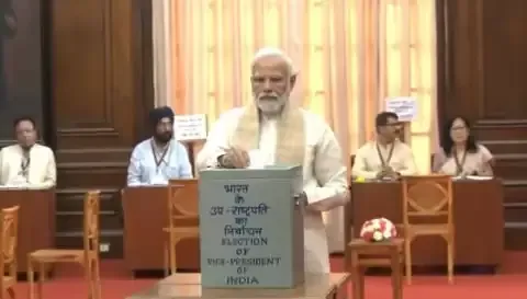 उपराष्ट्रपति पद के चुनाव के लिए मतदान शुरू, प्रधानमंत्री मोदी ने डाला वोट