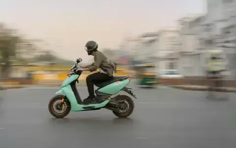 पुलिस का कमालः इलेक्ट्रिक स्कूटर चालक से मांगा प्रदूषण नियंत्रण प्रमाण पत्र, फिर काटा चालान!