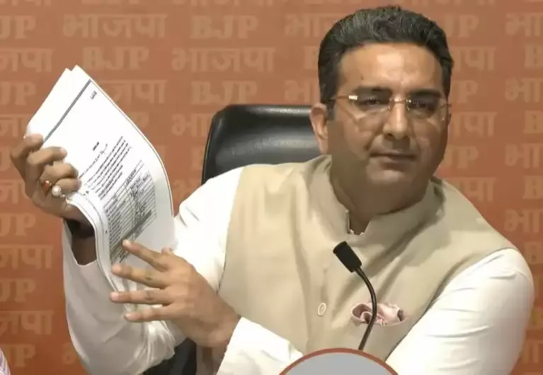 केजरीवाल और सिसोदिया यह बताएं कि करीबियों को ‘भ्रष्टाचार’ की रेवड़ियां क्यों बांट रहे थे: भाजपा