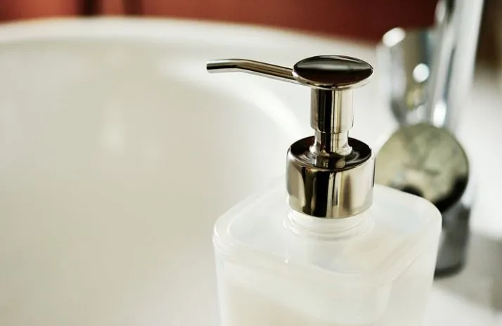 विश्वविद्यालय में लड़कियों के शौचालय में रिकॉर्डिंग के आरोपी छात्र पर मामला दर्ज