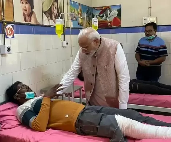 प्रधानमंत्री ने मोरबी पुल हादसे के घायलों से अस्पताल में मुलाकात की