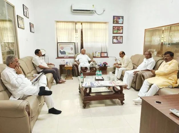 येडियुरप्पा के आवास पर मिले कर्नाटक के मुख्यमंत्री एवं भाजपा के अन्य नेता