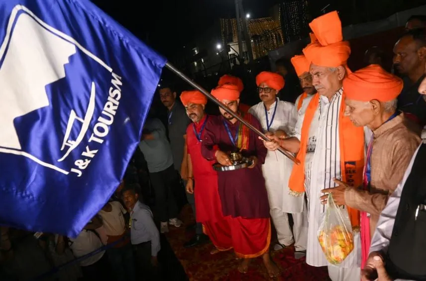 जम्मू-कश्मीर के उपराज्यपाल ने अमरनाथ यात्रियों के पहले जत्थे को किया रवाना