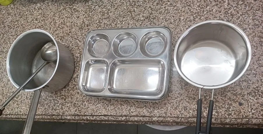 सुरक्षा मानकों, फुट मसाजर, क्रॉकरी पर खर्च को लेकर रेलवे ने दिया यह जवाब