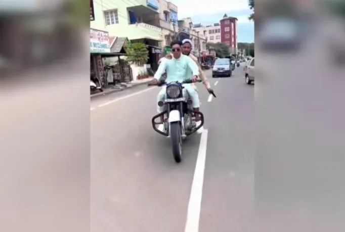 कर्नाटक: 'पिस्टल' लहराते हुए मोटरसाइकिल पर स्टंट करना पड़ा महंगा, 2 युवक गिरफ्तार