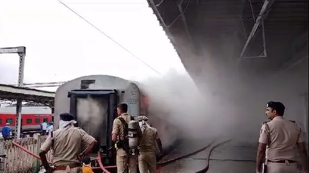 बेंगलूरु: उद्यान एक्सप्रेस के 2 डिब्बों में लगी आग, दमकल ने काबू पाया