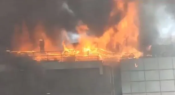 बेंगलूरु: बहुमंजिला इमारत में आग लगी