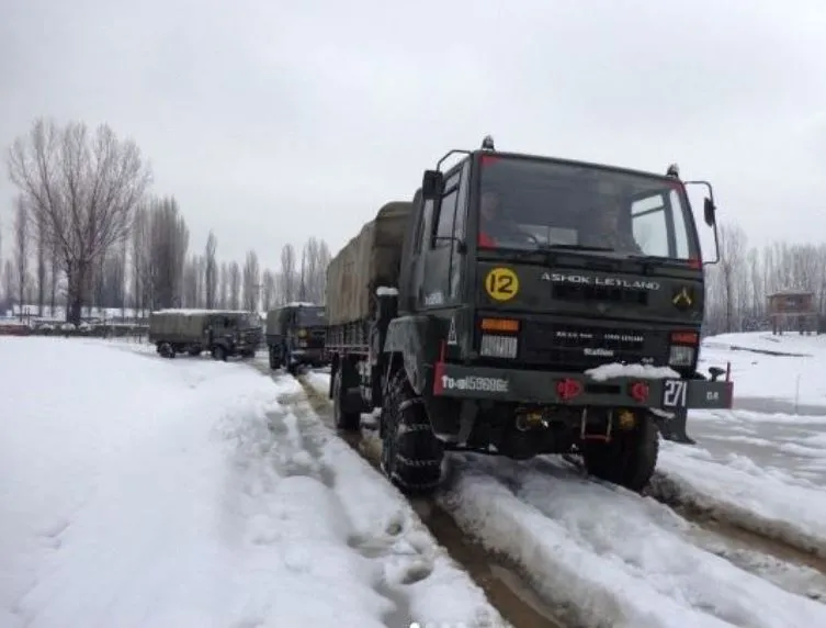 पुलवामा में सेना और पुलिस का सर्च ऑपरेशन, 3 लोग गिरफ्तार, हथियार बरामद