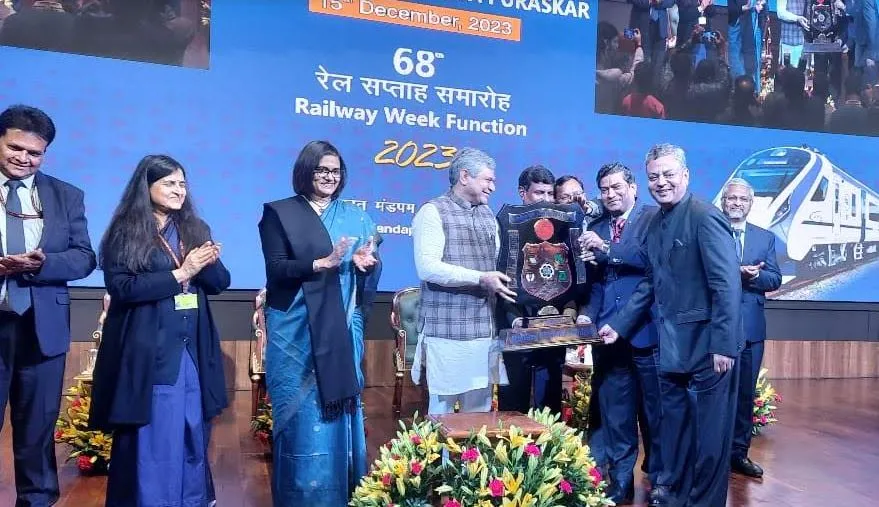 दपरे को मध्य रेलवे के साथ पर्यावरण एवं स्वच्छता शील्ड दी गई