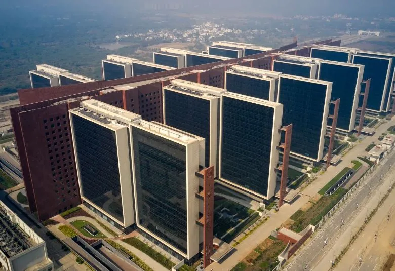 प्रधानमंत्री ने अंतरराष्ट्रीय हीरा और आभूषण कारोबार के लिए सूरत डायमंड बोर्स का उद्घाटन किया