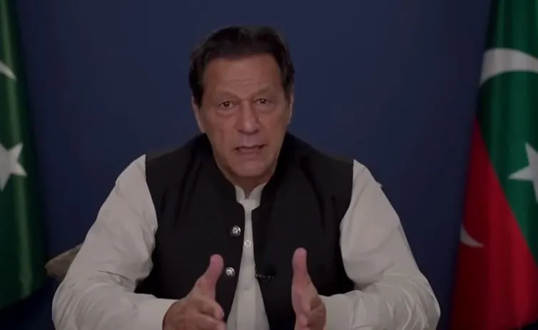 पाक: इमरान को एक और बड़ा झटका, तोशाखाना मामले में पत्नी समेत 14 साल की हुई जेल