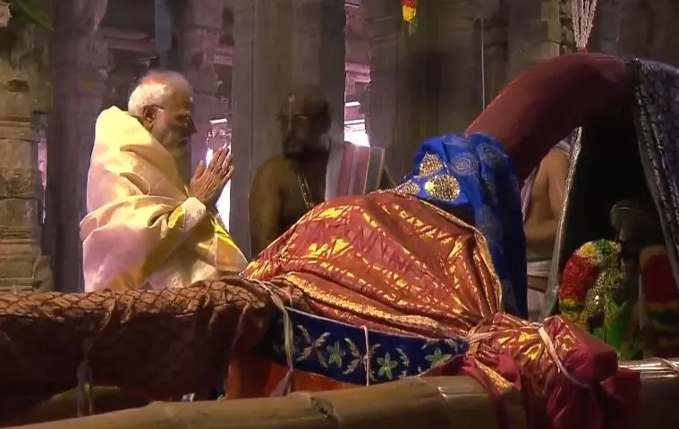 प्रधानमंत्री मोदी ने तमिलनाडु के श्रीरंगम मंदिर में पूजा की
