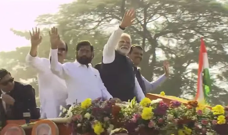 प्रधानमंत्री मोदी ने नासिक में किया रोड शो, खूब उमड़ी भीड़