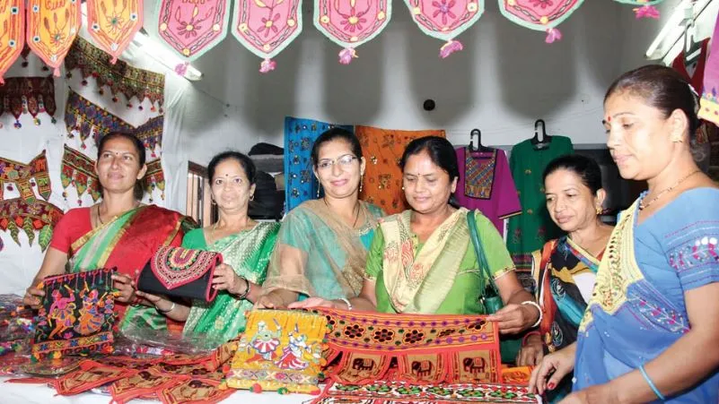 बेंगलूरु: राजस्थानी हथकरघा उत्पादों की प्रदर्शनी और सेल में छाई रौनक