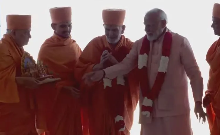 अबू धाबीः प्रधानमंत्री मोदी ने बीएपीएस हिंदू मंदिर का उद्घाटन किया