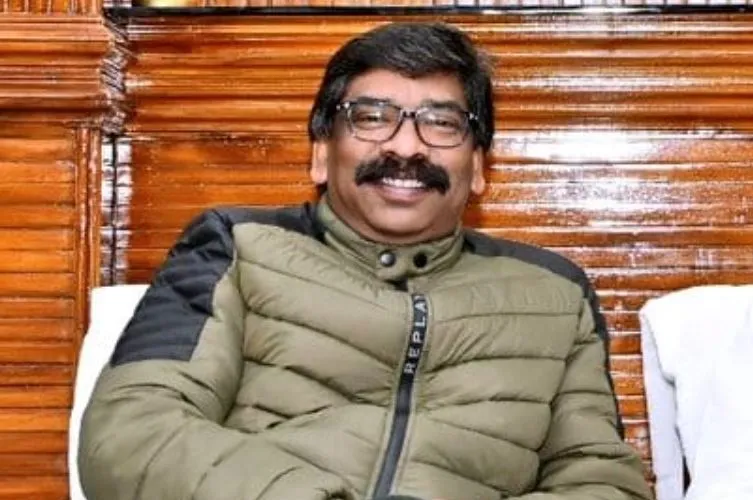 झारखंड: विश्वास मत प्रक्रिया में भाग लेने के लिए विधानसभा पहुंचे हेमंत सोरेन 