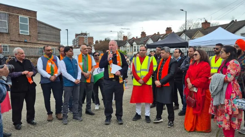 ओवरसीज फ्रेंड्स ऑफ बीजेपी यूके ने मोदी के समर्थन में कार रैली निकाली