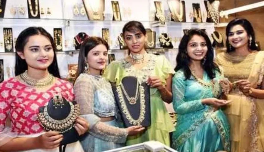 फैशन, स्टाइल, डेकोर, लग्जरी ...  नए फैशन कलेक्शन के साथ आई हाई लाइफ प्रदर्शनी