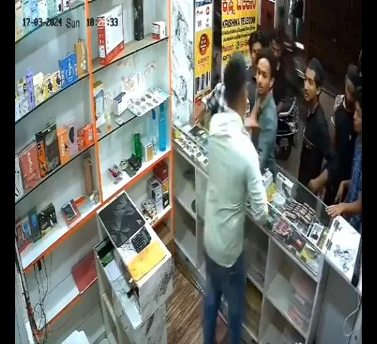 'अज़ान' विवाद? बेंगलूरु में अपनी दुकान में भजन सुन रहे शख्स को बुरी तरह पीटा