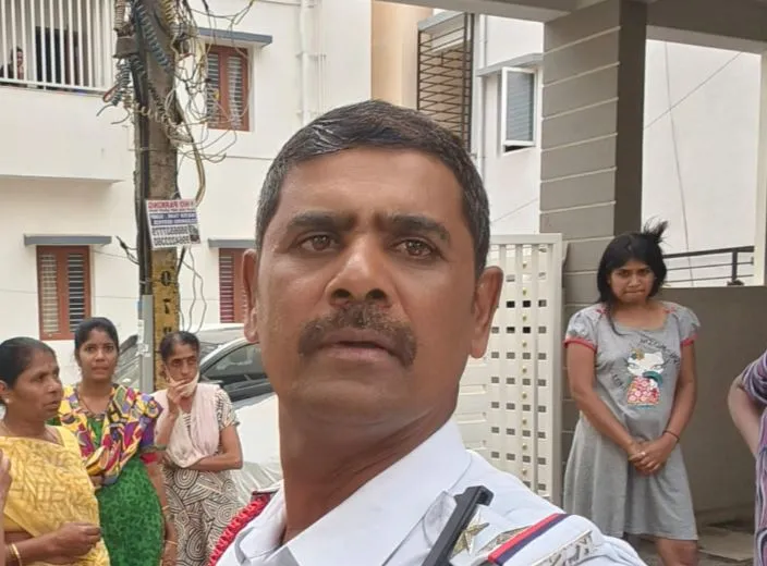 बेंगलूरु: 10 फीट गहरे टैंक में गिरा बच्चा, यातायात पुलिसकर्मी ने बचाई जान