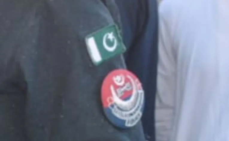 पाक: आतंकवादियों ने डीएसपी समेत 3 पुलिसकर्मियों को मार गिराया