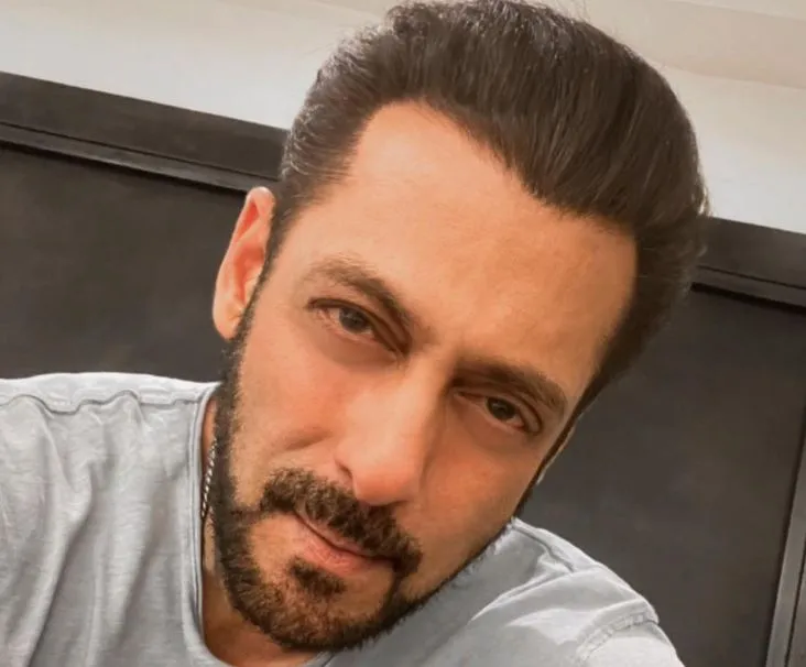 अभिनेता सलमान खान के घर के बाहर फायरिंग हुई