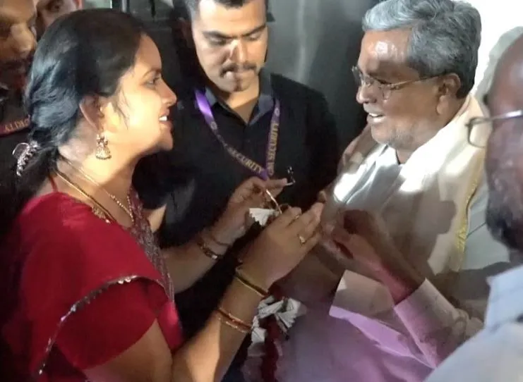 छात्रा ने सिद्दरामैया को मुफ्त बस टिकटों से बनी माला भेंट की