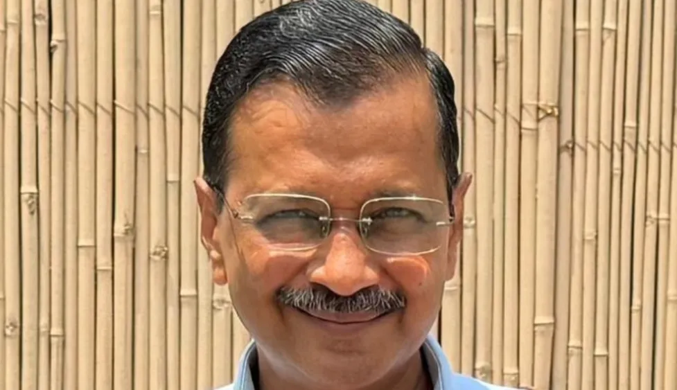 तारीफों के पुल बांध रहे पाकिस्तान के पूर्व मंत्री को केजरीवाल ने सुनाई खरी-खरी