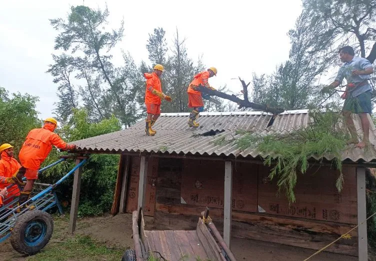 रेमल चक्रवात: कोलकाता में 3 लोग घायल; मेट्रो सेवाएं और यातायात बाधित