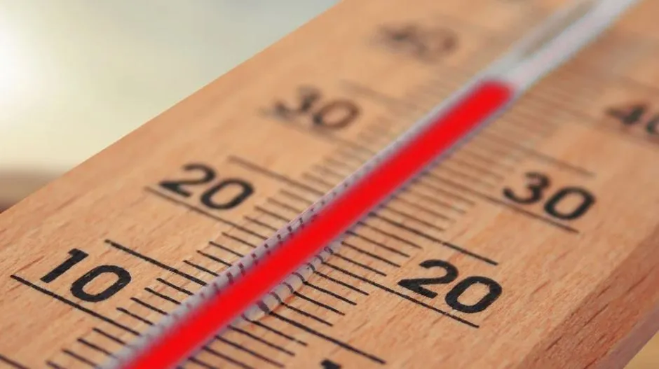 कर्नाटक: सियासी पारा चढ़ा, सूर्यदेव भी खूब बरसा रहे धूप